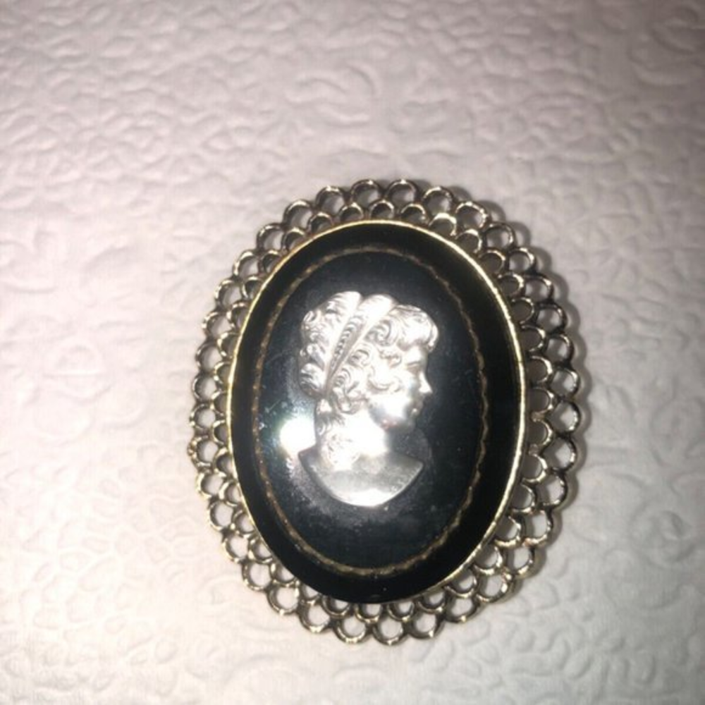 Vintage‎ VICTORIAN Lady Woman Cameo BROOCH Pin Granny Core